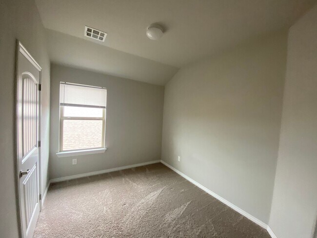 Building Photo - New lower Rate! and 1/2 off the 1st months...