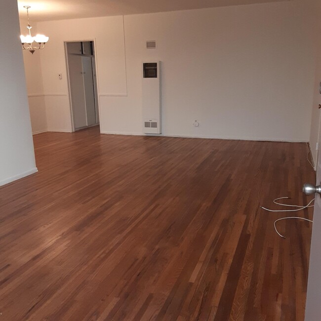 Living Room - 557 N Flores St