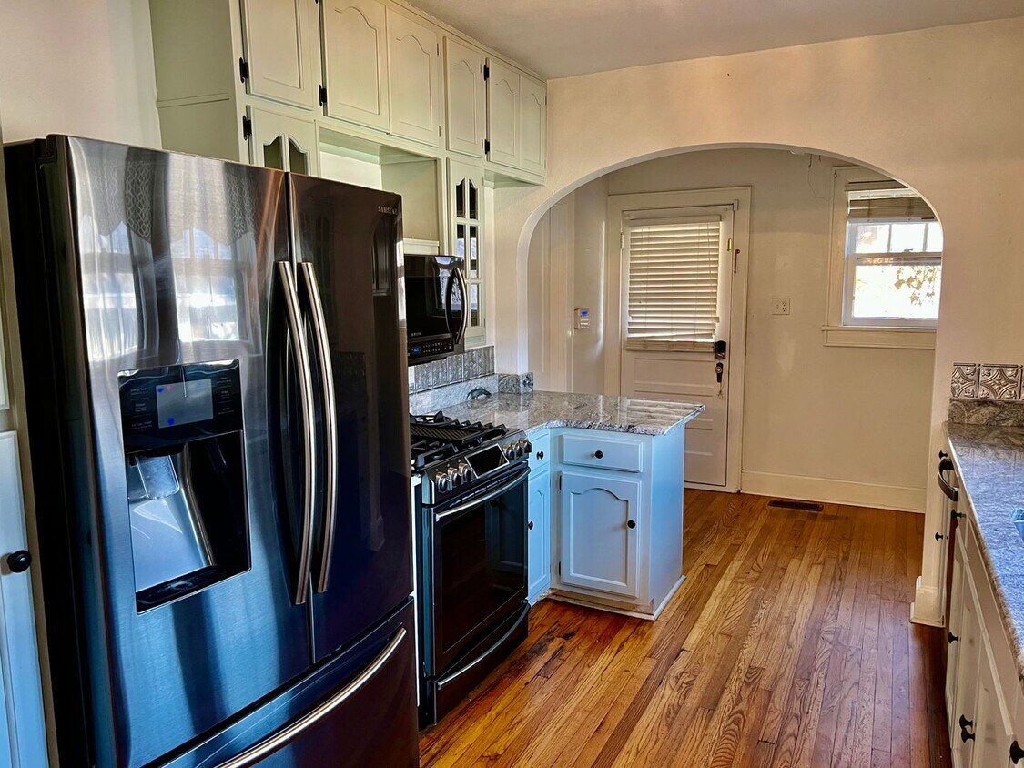 Foto principal - FOR RENT! - 4 Bedroom, 2 Bath West End Home