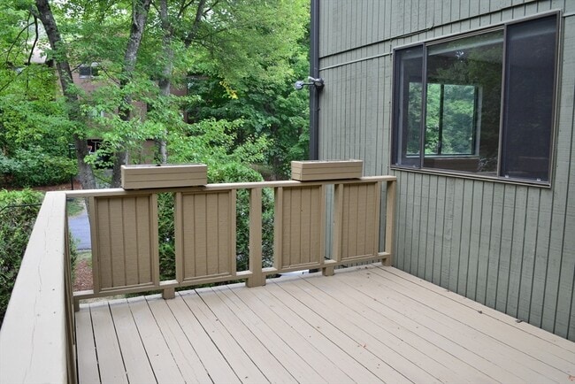 Building Photo - 53 Treetop Park