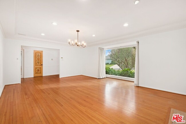Building Photo - 9343 Sawyer St