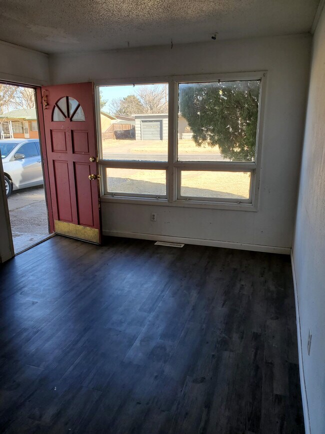 Building Photo - 2405 Rosewood Ln