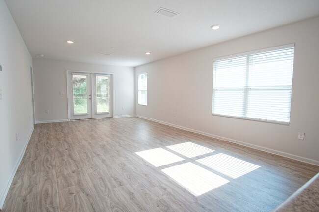 Building Photo - Modern 3BD/2BA in Ashland Manor – Open Lay...