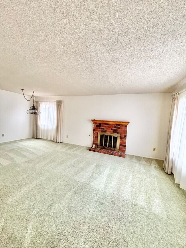 Foto del edificio - Spacious 4 Bedroom Home Available Now!