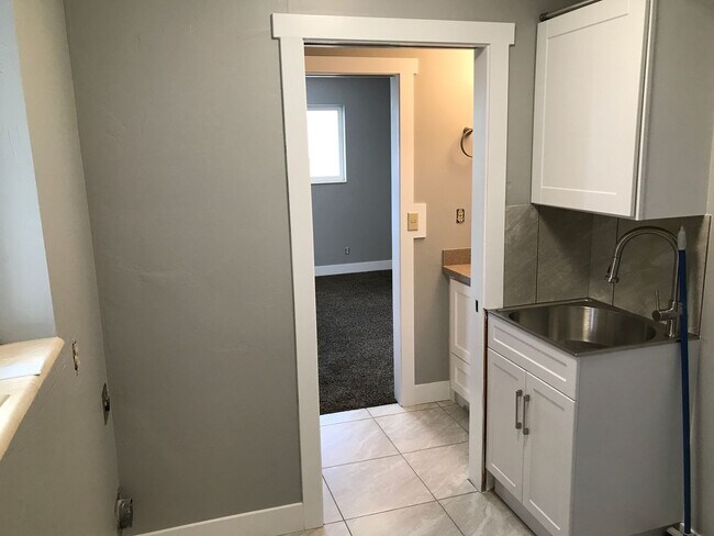 Building Photo - Spacious 5-Bedroom Home with Large Yard in Centerville!