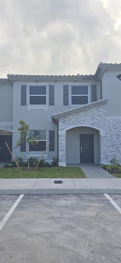 Foto principal - 102 NW 11th Ct