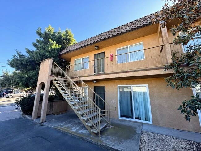 Building Photo - 2 bedroom condo- top floor- with  detached garage