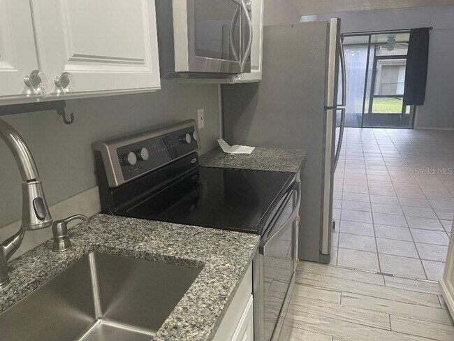 Foto del edificio - Townhouse close to shopping! Discount of 1...