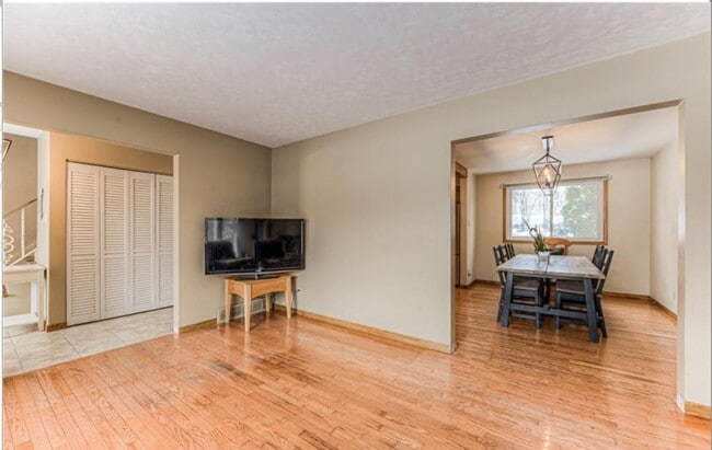 Building Photo - 110 Wren Pl