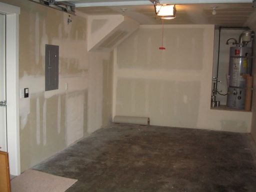Foto del edificio - LIKE NEW three bedroom with fantastic updates, one car garage and private newly fenced front patio!