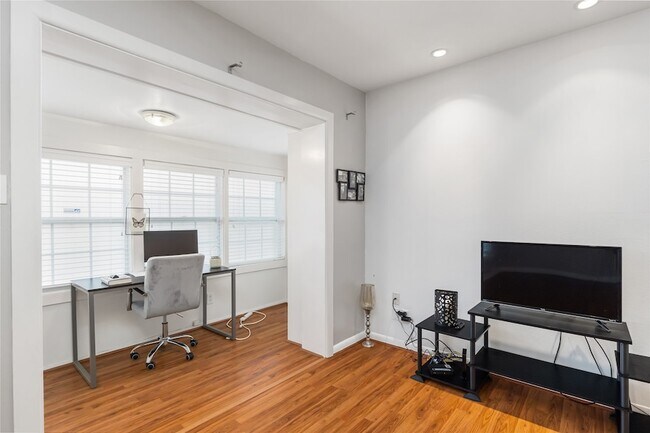 Foto del edificio - 2824 Briarhurst Dr
