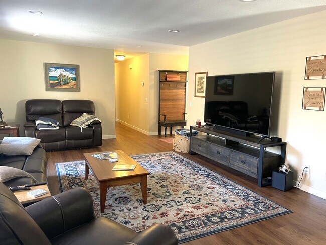 Foto del edificio - 3 bedroom 2 bath FURNISHED home in Lake Wi...