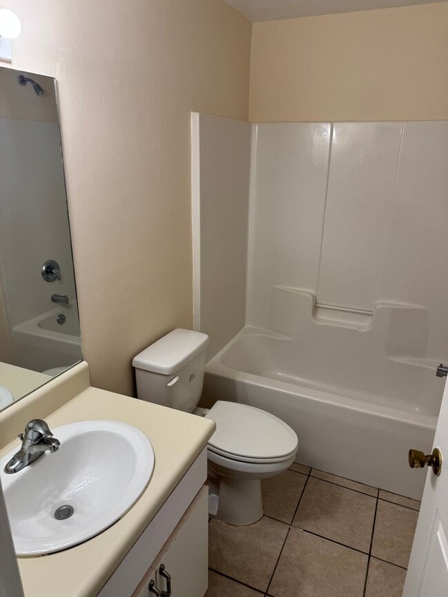Building Photo - 3/2 Townhouse Available for Immediate Occu...