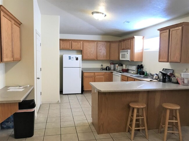 Building Photo - 1963 N Canyon Rd