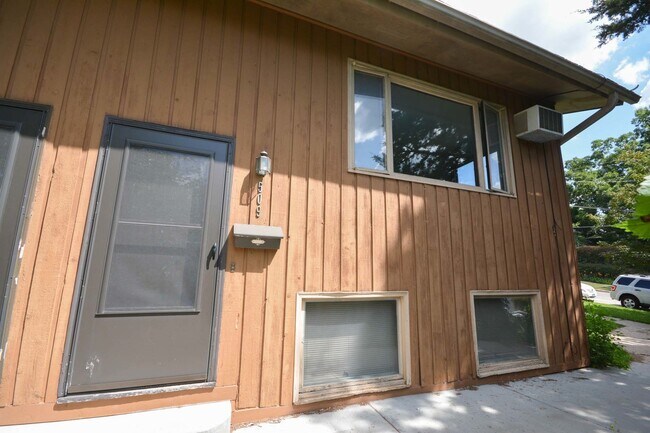 Building Photo - End unit condo in Historic SW neighborhood!