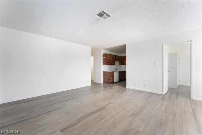Foto del edificio - 6982 Hopkins Dr