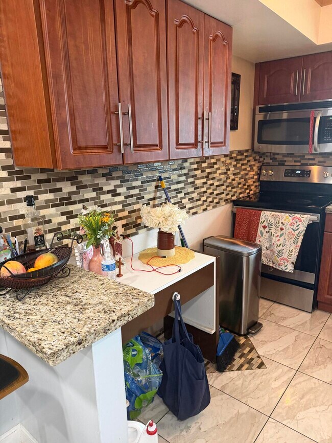Building Photo - 2531 Barkley Dr W