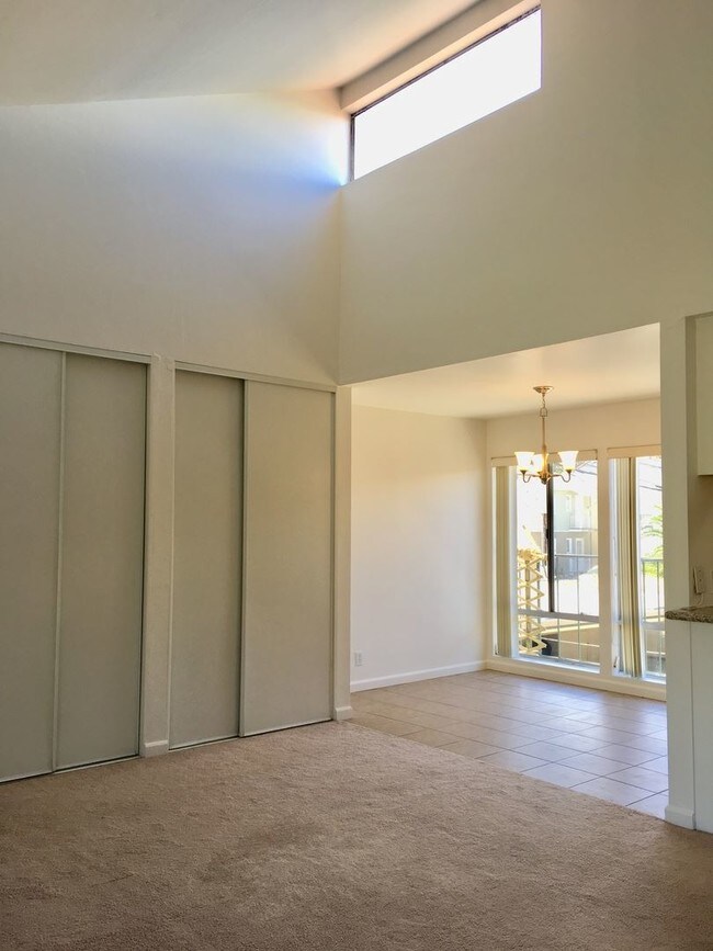 Building Photo - 1105 Capuchino Ave