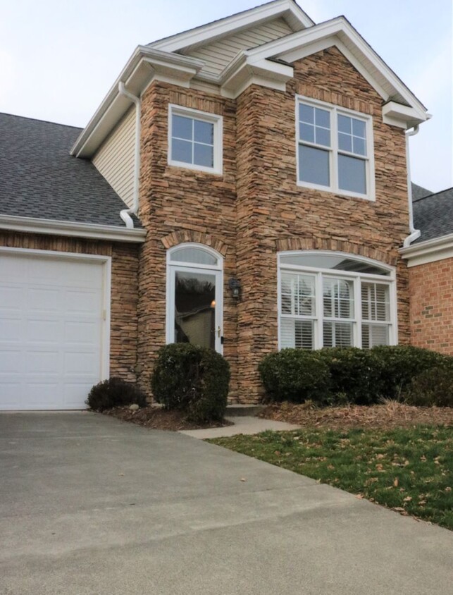 Foto principal - Gorgeous brick 3 bed 2.5 bath town home wi...