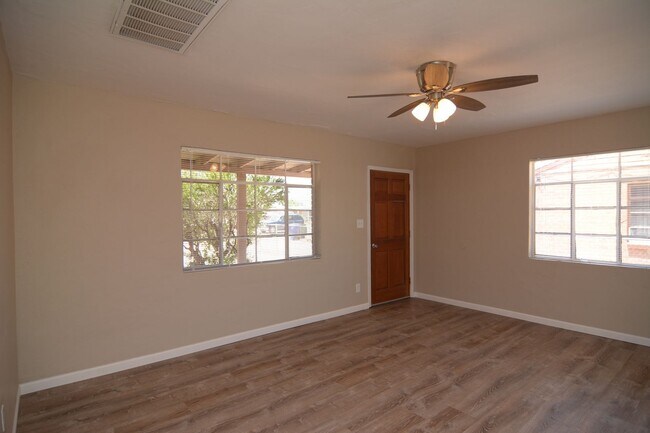 Building Photo - Charming 3 Bedroom 1 Bath Duplex! Central ...