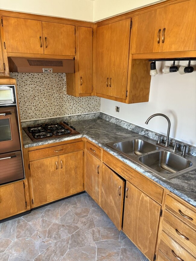 Building Photo - 1095 Elmore St