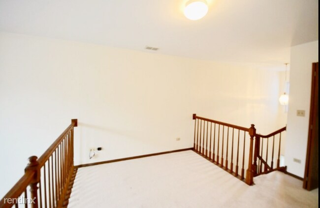 Building Photo - 724 E Whispering Oaks Dr
