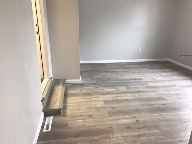 Building Photo - 104 Minnetonka Ave