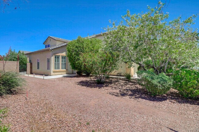 Foto del edificio - STUNNING 4 Bedroom, 2 Story Home featuring...