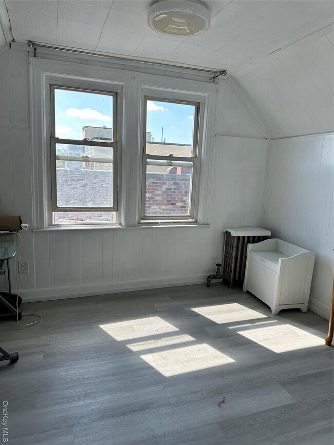 Foto del edificio - 77-02-77164 164th St