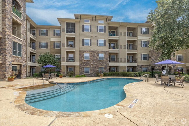 Piscina resplandeciente - West Oaks Village Senior