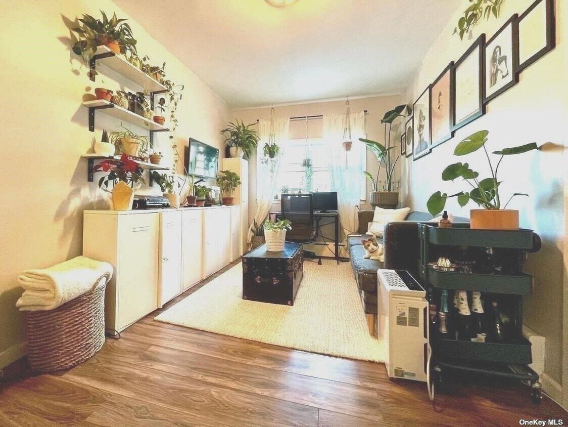 Primary Photo - 148 Frost St