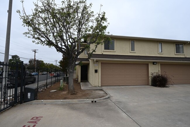 Building Photo - Spacious 3 Bed / 2.5 Bath Townhome in Gated Community – El Cajon