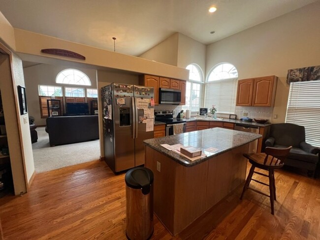 Building Photo - Beautiful 5 bedroom home in Northeast Colo...