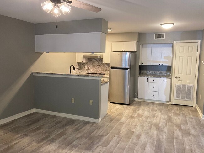 Foto del edificio - 2 bedroom, 2 bath ground level condo with ...