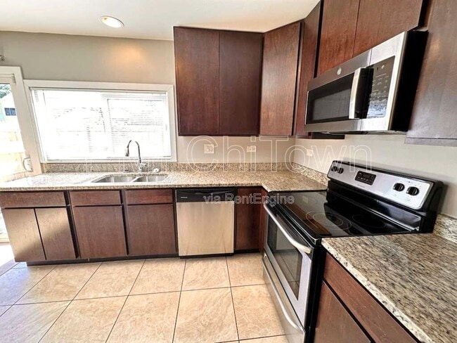 Building Photo - 1117 Ct B