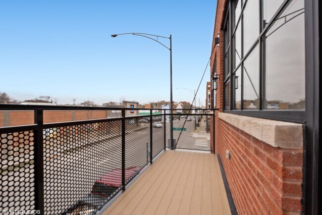 Foto del edificio - 2424 W Montrose Ave