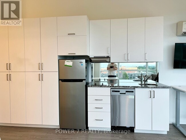 Building Photo - 1900 Simcoe St N