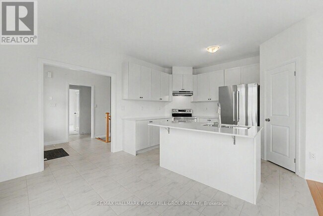 Building Photo - 553 Hudson Cres
