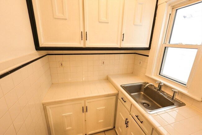 Building Photo - 369 Savin Hill Ave