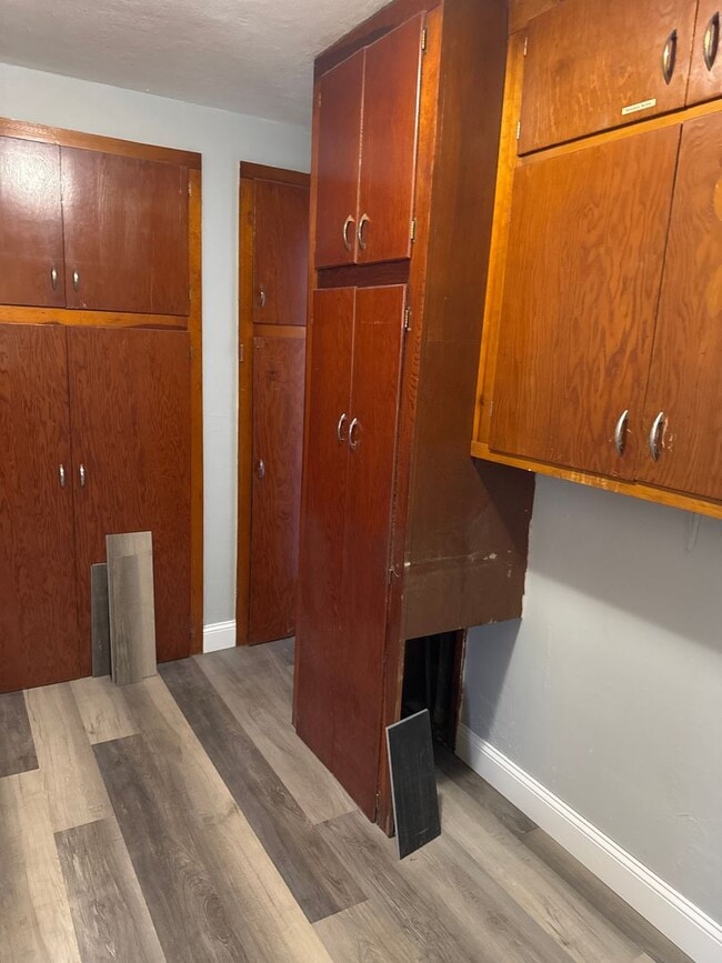 Building Photo - Freshly remodeled 2 bed 1 bath on corner l...