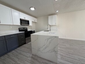Building Photo - 1541 E Quincy Ave