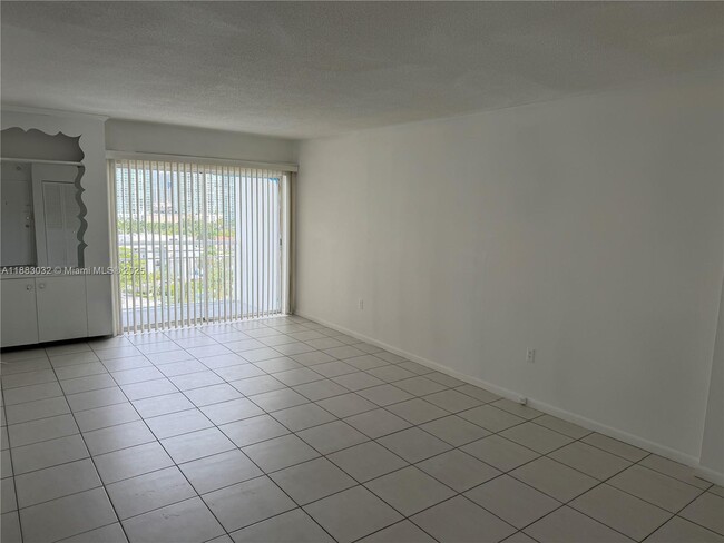 Building Photo - 400 Kings Point Dr