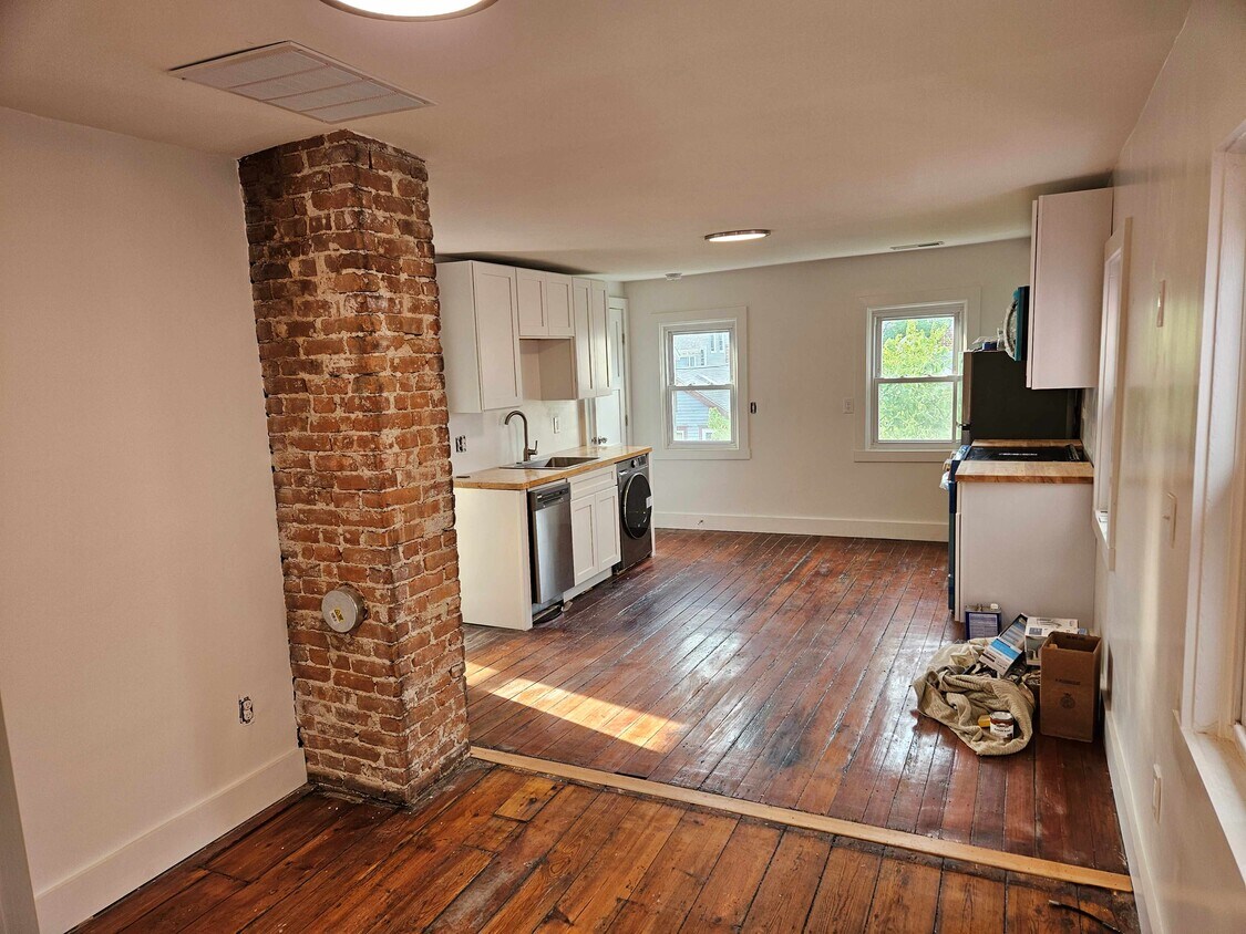 Primary Photo - 323 Williams St