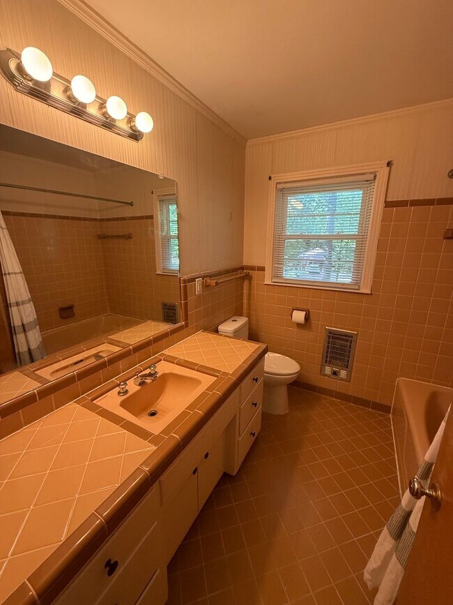 Building Photo - 105 Lone Oak Dr