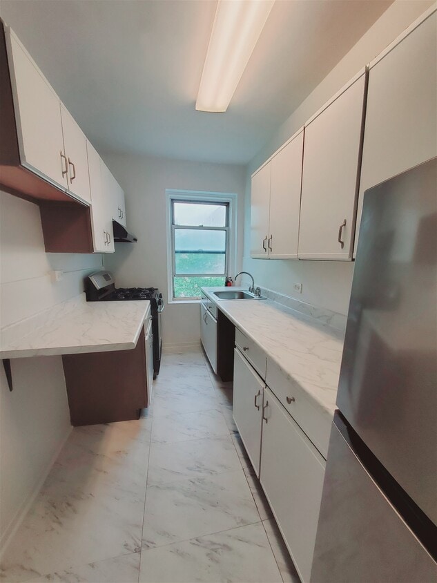 Primary Photo - 122 Woodside Green Apt #3, Stamford, CT 06...
