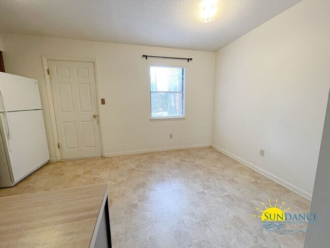 Foto del edificio - Great 2 Bedroom Townhouse Close to Both Bases