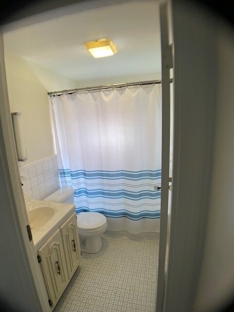 Full Bath - 3726 Hazel St