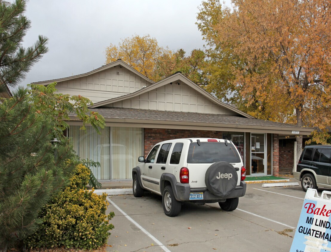 Building Photo - 411-433 Pyramid Way