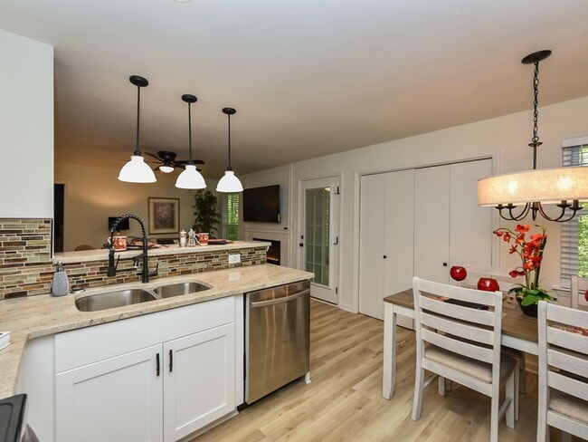 Building Photo - Beautifully Updated 1 Bedroom Condo!