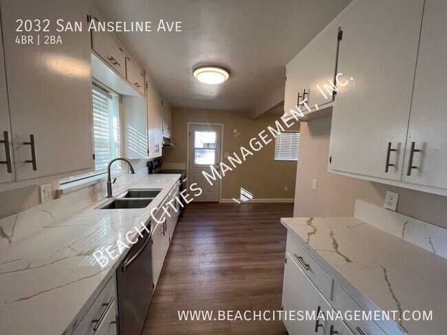 Foto del edificio - Remodeled 4 Bedroom 2 Bath Front House wit...